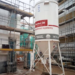 Proč lepidlo a stěrku na izolant v sile? – Úspora místa (v 1 sile stejné množství jako na 15 paletách) – Úspora času...