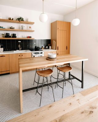 Masivní dřevo přináší do kuchyně teplo, eleganci a nadčasový styl. Skvěle se kombinuje s přírodními materiály, jako je...